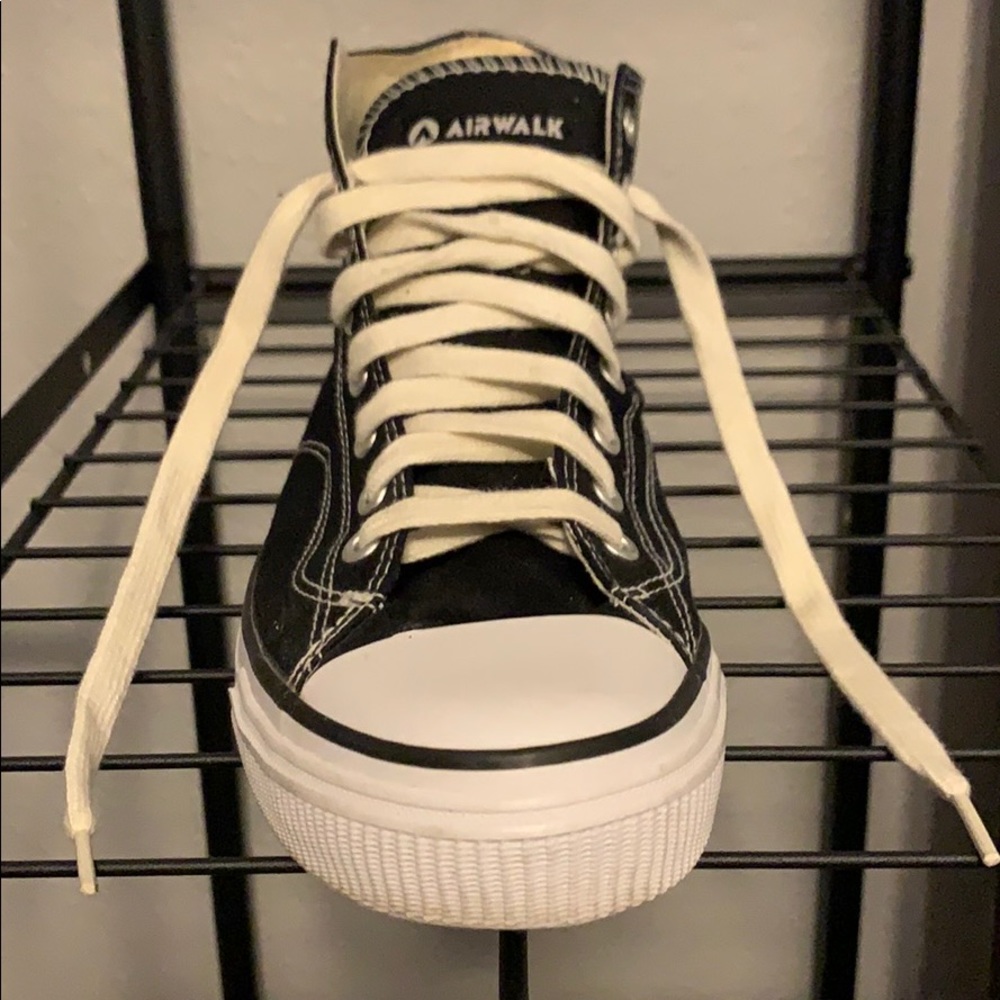 Airwalk high top Tennis shoe.
